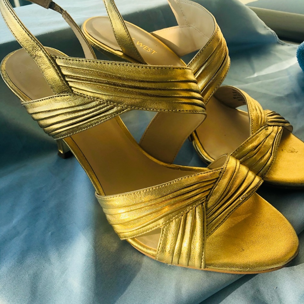 Beautiful gold Nine West Pumps
